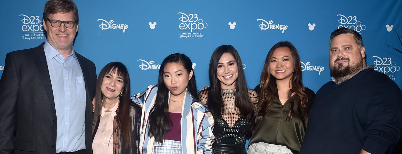 Dean Wellins, Awkwafina, Cassie Steele, Adele Lim e Paul Briggs nos bastidores da D23 Expo 2019.