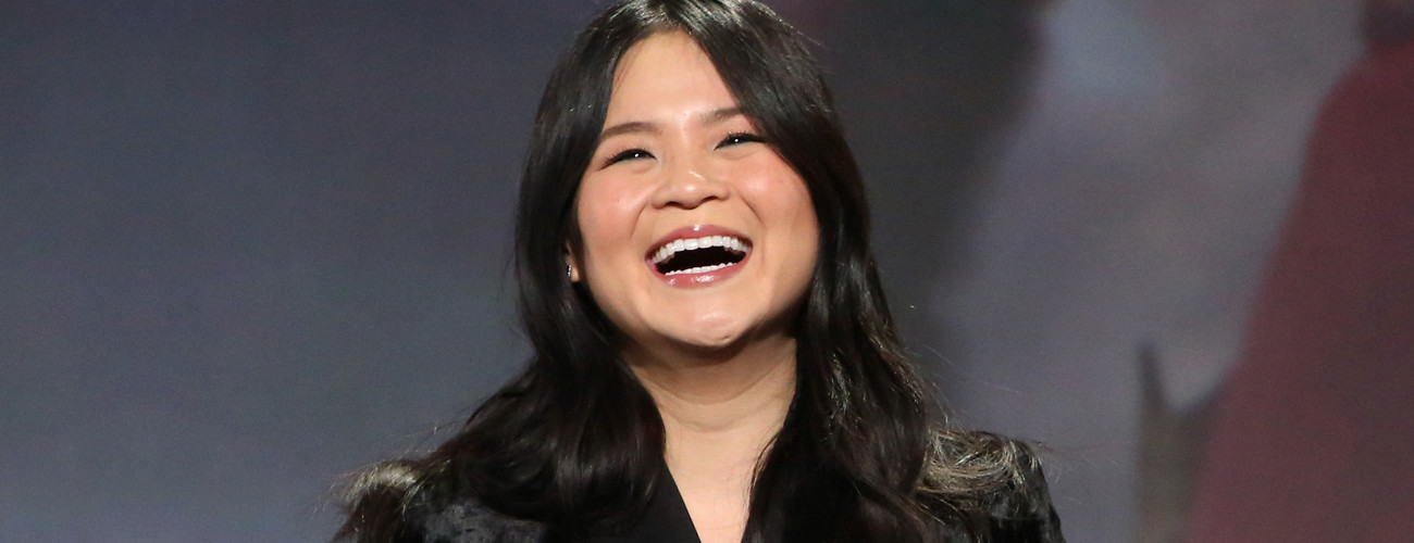 Kelly Marie Tran sorrindo durante o painel de Star Wars: A Ascenção Skywalker na D23 Expo 2019.