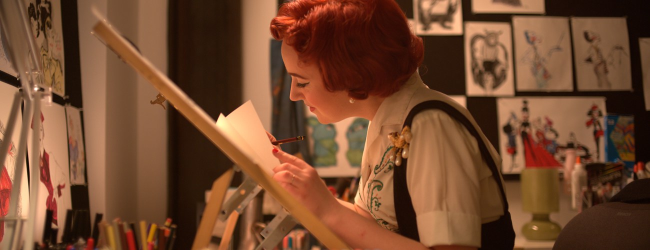 Deanna Marsigliese desenha algo em cena de Inside Pixar 