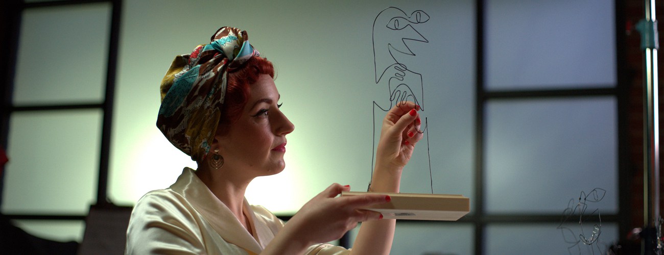  Deanna Marsigliese com uma escultura em cena de Inside Pixar
