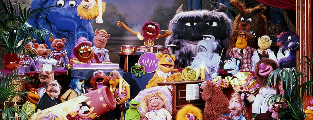 Imagem promocional com vários personagens de Muppet Show.