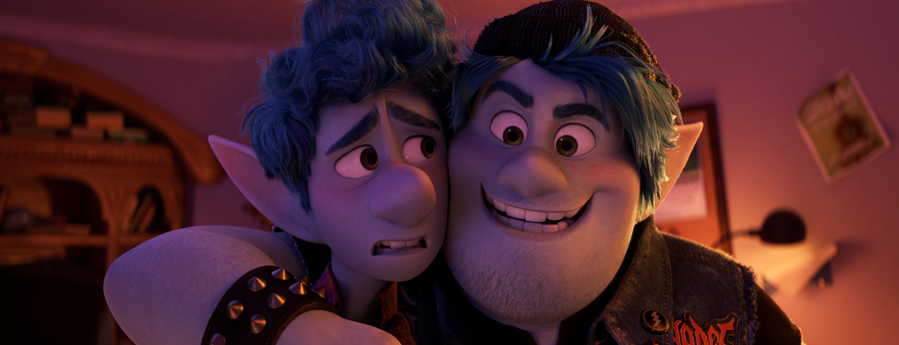 Imagem de Ian e Barley, protagonistas de Dois Irmãos: Uma Jornada Fantástica, se abraçado.